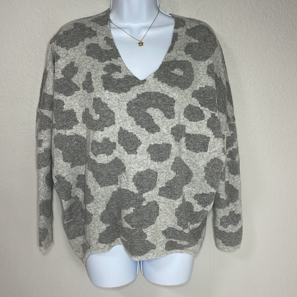 la miel Womens Gray Animal Print V-Neck Sweater Size M/L - Picture 1 of 7